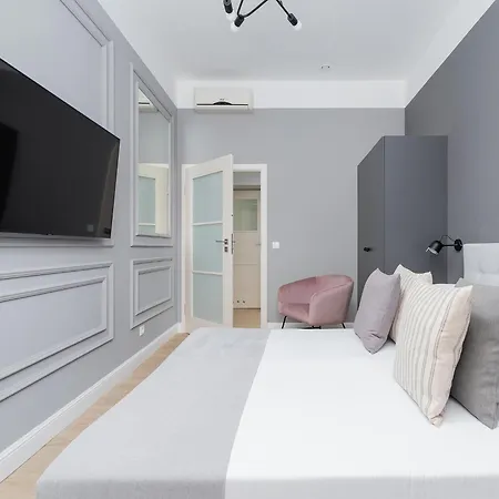 Astra - 4-Bedroom Ap For 10 - Parking - Main Square شقة