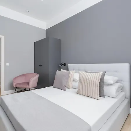 Astra - 4-Bedroom Ap For 10 - Parking - Main Square شقة