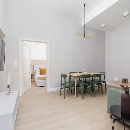 شقة Astra - 4-Bedroom Ap For 10 - Parking - Main Square *