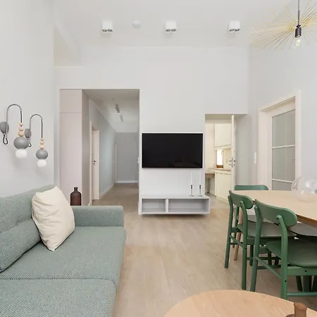 Astra - 4-Bedroom Ap For 10 - Parking - Main Square *