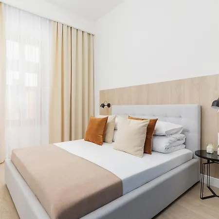Astra - 4-Bedroom Ap For 10 - Parking - Main Square *