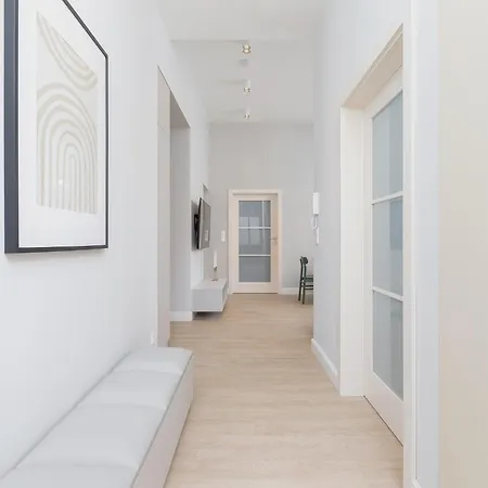 Astra - 4-Bedroom Ap For 10 - Parking - Main Square شقة