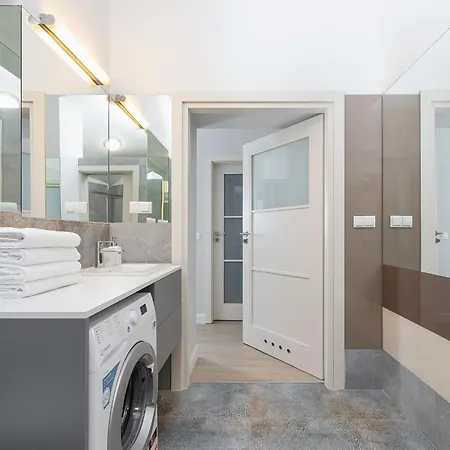شقة Astra - 4-Bedroom Ap For 10 - Parking - Main Square
