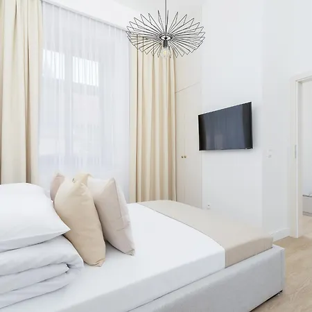 Astra - 4-Bedroom Ap For 10 - Parking - Main Square *
