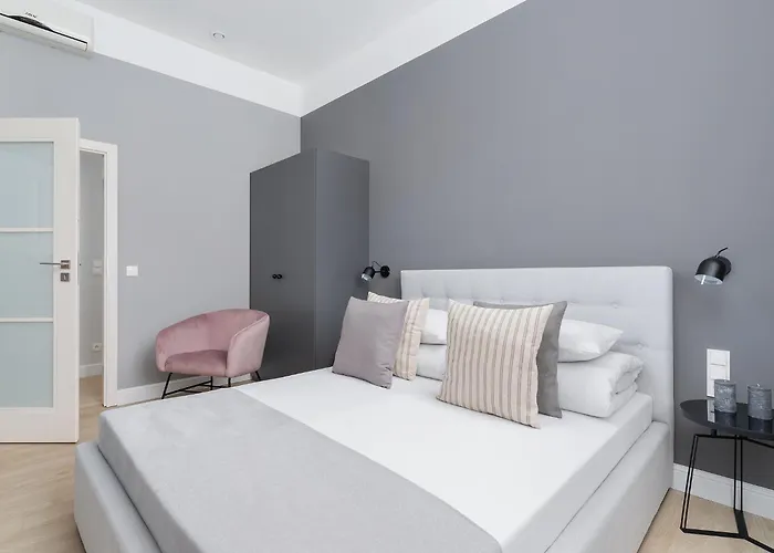 4 Bedroom - Main Square Apartamento