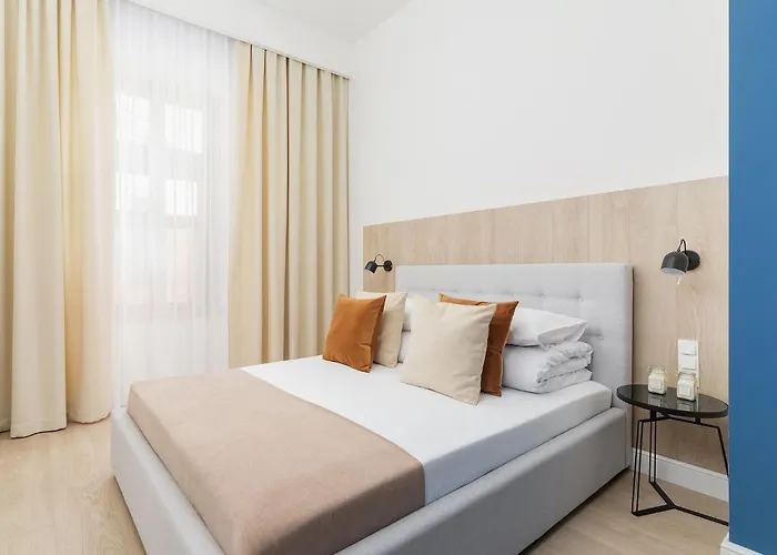 4 Bedroom - Main Square *