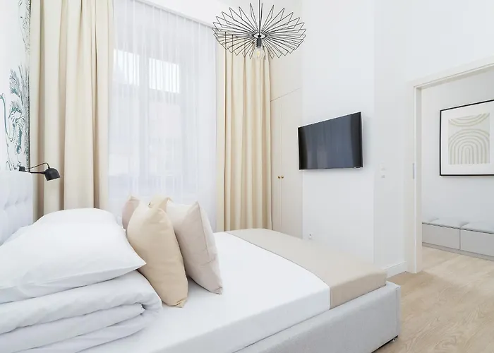 4 Bedroom - Main Square *